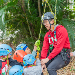 上攀的過(guò)程中需要將自己體重一半的的重量拉起，也讓孩子們體驗(yàn)到徒手上攀的難度。