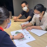 新業(yè)團(tuán)隊(duì)與藝術(shù)家討論東區(qū)成功國小、育英國中人行道的美化計(jì)畫，雖然專業(yè)不同，但目標(biāo)是相同的，為的都是讓孩子們在日常接觸自然，感受最真實(shí)的樸實(shí)。