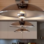 居家收納設(shè)計(jì)，也可以展示雅緻收藏，溫潤杏色的層架與隱隱透出光澤的瓶身，彼此相襯不相爭。