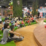 跟著強(qiáng)尼先生一起拍打節(jié)奏，沉浸在充滿Do Re Mi的氛圍裡，邊數(shù)著拍子，邊唱著歌曲，搖搖擺擺的度過這場森友派對！