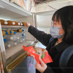 協(xié)助長(zhǎng)輩將年菜放進(jìn)冰箱冷凍，採(cǎi)真空包裝，方便同時(shí)又兼顧營(yíng)養(yǎng)，陪伴長(zhǎng)輩迎好年。