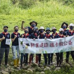 新業(yè)職人們著上雨鞋，站在筏子溪床上記錄這一刻，希望留下美好環(huán)境給我們自己與未來的下一代。我們的力量或許有限，但是希望的力量很大，願這樣的意識可以永續(xù)流傳。