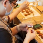 打開外包裝，巧克力上顯現(xiàn)的光澤感，是經(jīng)過『調(diào)溫』這項最重要的步驟，內(nèi)富含天然的可可脂，在特定的溫度下產(chǎn)生穩(wěn)定的結(jié)晶，使得巧克力呈現(xiàn)漂亮的光澤，剝開時也會發(fā)出清脆的響度，亦可保存持久。