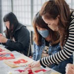 在老師一步步地指導(dǎo)之下，家族們慢慢熟悉每一項(xiàng)素材地使用，漸漸地完成每一份
獨(dú)一無二的作品。