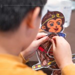 將剪下的零件，使用雙腳釘固定紙偶關節(jié)，背面貼上木桿，完成一只紙影戲偶。