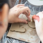 壓印出造型圖案後，利用海綿擦拭及整理陶土表面，再使用吹風(fēng)機(jī)，吹乾陶土表面，後續(xù)使用高溫釉藥上色。