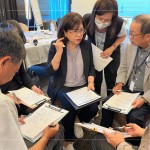 由講師設(shè)計(jì)需求，主管們擔(dān)任不同的顧客角色，來(lái)回溝通，讓接下來(lái)的遊戲環(huán)節(jié)能激發(fā)團(tuán)隊(duì)合作的效能。