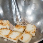 煎至表面呈金黃色的蘿蔔糕，外酥內(nèi)嫩的口感，為今年的過(guò)年增添另一份手感溫度。