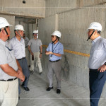 由新業(yè)建設創(chuàng)辦人 穆椿松先生(右一)與新業(yè)建設 卓勝隆董事長(右二)偕同建築師與工程師，樓層的巡視與檢討，時刻以住宅為念。