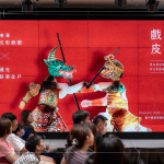 影窗中，戲偶躍然而上，跟著＃傳承百年 工藝師傅，看皮影聽故事，藉燈取影，述說代代相傳故事。