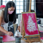 鮮豔的紅色底色搭配純白的聖誕樹，就像代表著感恩與希望，在聖誕節(jié)前夕，傳遞愛與期望。