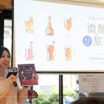 特別致贈《文豪們的私房酒單》作為心得分享的小禮，書中以幽默風(fēng)趣的插畫，透過各式酒類，描繪文豪們與酒的故事，輕鬆引導(dǎo)讀者閱讀。(禁止酒駕，未滿十八歲禁止飲酒)