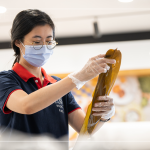 將粽葉的光滑面向內(nèi)，粗糙面向外，糯米較不會(huì)黏粽葉，擇兩片將蒂頭端與尾端交疊。