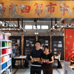 手拿自製綿密狀元糕，在第四市場的歷史招牌下，一起紀錄這場難忘的品味時光。