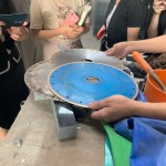 貌似黑膠唱片的「磨切片」，也是師傅做工時(shí)的好幫手！