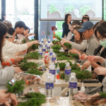 聖誕前夕，與新業(yè)家人午後相遇，綠意的松枝，素雅的乾燥花材，歡笑聲與聖誕歌聲交織，提前感受溫馨節(jié)日。