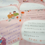 新業(yè)夥伴手寫(xiě)溫暖祝福卡，希望長(zhǎng)輩們?cè)谀旯?jié)期間，也能讀到這份手心的溫度。