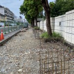 重新整頓的人行道，整平之後，綁上一座座街道家具的骨架，是提供行人可以有多一些歇息的空間。