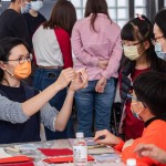 版畫藝術家細心的解說各種雕刻刀的使用方法及注意事項，手應該擺放的位置，每一步驟都非常講究，完成作品的同時更要注意安全！