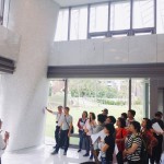 曲柱可說是【觀峰】的生命之樹，高達兩層樓的大柱子，每根柱子的曲線皆不同，也各自由鏡面牆完美貼合，自然而然幾無破綻，每一根柱體、每一面牆，各成一道獨特風景。