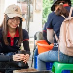 收到上一組的小苗盆後，用雙手微握黑軟盆，輕輕落放在磚塊上，敲5下，讓黑軟盆中的介質土壤緊實。