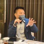 設計部吳志輝建築師以正反兩面立場，提出解決方案，與講師交流回饋。