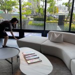 每每的選品，皆是透過(guò)設(shè)計(jì)師層層細(xì)膩選料及精準(zhǔn)眼光，挑出符合社區(qū)整體調(diào)性與質(zhì)感的各式軟裝。