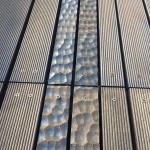 由師傅純手工一敲一鑿打造，特殊紋路的戶外花園區(qū)地板，日光下反射出不同層次的木頭質(zhì)感。