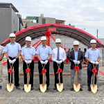 新業(yè)建設(shè) 穆椿松 名譽(yù)董事長(左四)、卓勝隆 董事長(右三) 偕同土地銀行經(jīng)理 黃哲雄(右四)，與新業(yè)職人團(tuán)隊，於5/16吉日一同為【微丘森鄰】揭開序幕。