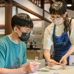 老師細(xì)心解說雕刻刀的使用技巧與注意事項(xiàng)，從握刀的姿勢(shì)到雕刻的角度，為光影帶來不同的風(fēng)情與變化。