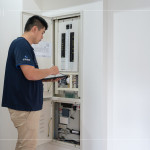 電器開關箱說明各室空間與設備，並提供水電線路配置圖，特別在廚房與客廳設置「不斷電系統(tǒng)」的紅色插座，即使遇到突發(fā)停電，也能持續(xù)供電。