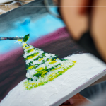 畫筆下恣意揮灑的聖誕樹，翠綠的松葉上佈滿層層的白雪，在夜空的照映下，更顯樹梢上溫暖的希冀。