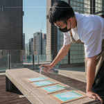 噴上定畫液，定色與保護(hù)，形成一層透明保護(hù)膜，讓畫作保持原有的色彩和質(zhì)感，以防髒污或損壞，亦可延緩色彩褪色且防水。