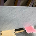 待石材半成品出爐後，更需要經(jīng)過嚴(yán)格的人工檢驗(yàn)，例如磨邊圓弧度及平整光滑度，通過職人的審視才能過關(guān)！