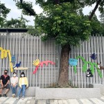 築起一座座小小的山丘，承載著各類小動物們，將一面泥灰的牆面賦予繽紛的生命力，並傳達(dá)『生命關(guān)懷、愛物惜物』的感恩之心給所有孩子們。(圖中間為藝術(shù)家張婷雅)