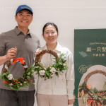 在花草香之間，感受放慢心緒的節(jié)奏，將花圈掛至家中門(mén)前，一份門(mén)前的問(wèn)候，為冬日增添另一份美好。