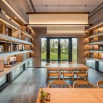 有舒心的中庭森林環(huán)繞，咫尺之間盡享書香與綠意，不僅適合一個(gè)人恣意閱讀，圖書室也是鄰里友善話家常的空間。