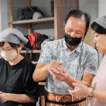 用虎口按壓，精準(zhǔn)的包覆甜蜜麥芽內(nèi)餡，透過執(zhí)行長的細(xì)心教學(xué)，一顆顆手作太陽餅即將熱騰騰出爐囉!