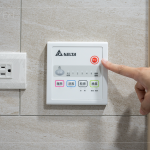 浴室「多功能涼暖風機」，呵護全家人的需求，冬日保暖不溼冷，夏日降溫不燥熱，維持室內(nèi)的乾燥與空氣清新。 