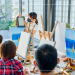 每組老師一步步帶領(lǐng)著家族們，各種畫筆的運(yùn)用技巧，層層塗抹，完成一幅冬日的回憶。