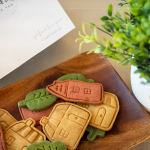 活動(dòng)小禮，致上公益烘焙坊的客製小點(diǎn)，可愛(ài)、溫馨兼顧著美味，留下令人難忘的午後時(shí)光。