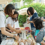 擔任文學館書席認養(yǎng)人邁入第五年，不時有補充好書的需求，感謝許多熱心的家族朋友，攜帶好書與大家分享，透過 ＃共享_共好，譜出更多美麗的故事。