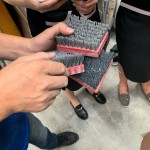 除了大型切磨機(jī)、角磨機(jī)及磨切片，師傅手中的小小鋼刷在磚石上來回「消磨」，也能呈現(xiàn)石材自然風(fēng)化的紋路面，賦予石材一層細(xì)緻的質(zhì)感。