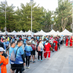 幸運(yùn)轉(zhuǎn)盤活動(dòng)吸引大大小小朋友的參加，只要當(dāng)天與新業(yè)立地?zé)釟馇蚝险?，就可以獲得抽獎(jiǎng)機(jī)會(huì)！