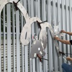 為了確保金屬雷雕擺放的位置，師傅先以模型樣板套量位置，用F型夾固定並標(biāo)記記號，讓物件位置準(zhǔn)確也相對穩(wěn)固。