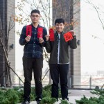 拿著自己印製的春聯(lián)與紅包袋，每位家族們都帶著心滿意足的笑容，春暖花開迎好年。