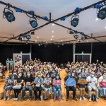 睽違許久的沙龍聚會(huì)，高舉老師的作品小卡，記錄下難能的相聚時(shí)光。