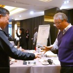 課程中亦有趣味互動，結合反向思考，打破固有的思維模式，培養(yǎng)創(chuàng)造性和解決問題之能力。(圖右為新業(yè)建設創(chuàng)辦人-穆椿松 先生、圖左為簡福榮總經(jīng)理)