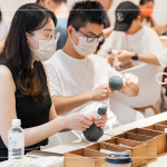 棉繩一繞一繞地將藥草球綁緊，可當成日常小物，透過捶打、按壓，達到穴位放鬆，促進身體代謝，更舒暢。