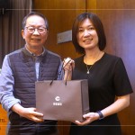 課程尾聲，新業(yè)建設卓勝隆董事長(圖左)準備禮品致贈，感謝陳資璧講師(圖右)帶給我們精采充實的教育訓練。